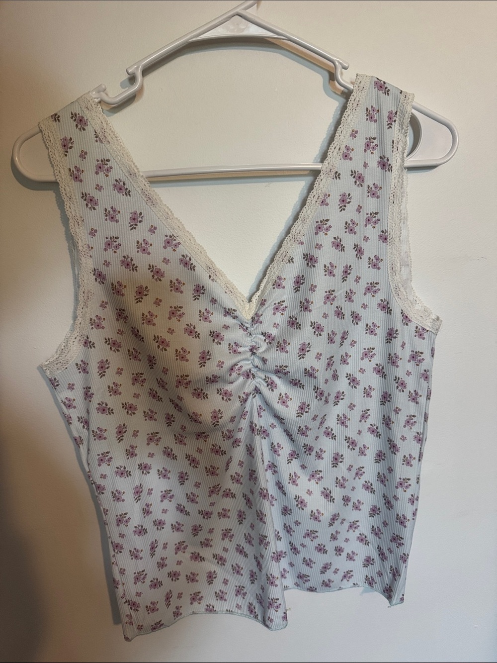 V-Neck Floral Lace Trim Tank Top in White and Purple